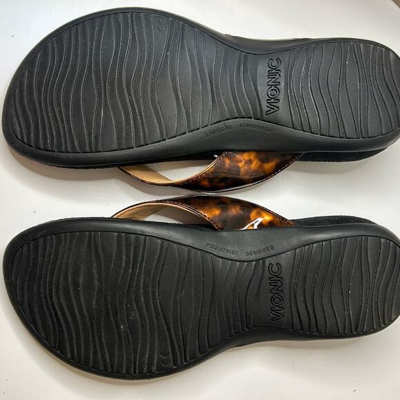 Vionic Hilda tortoise thong comfort sandals. Size 8 - Picture 5 of 6